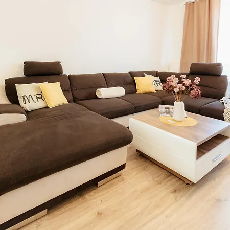 Apartamento Trnavska With Garage And Balcony