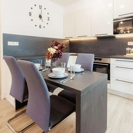 Trnavska With Garage And Balcony Apartamento