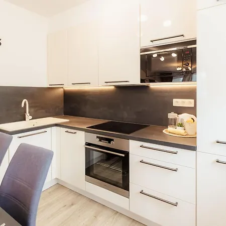 Trnavska With Garage And Balcony شقة براتسيلافا